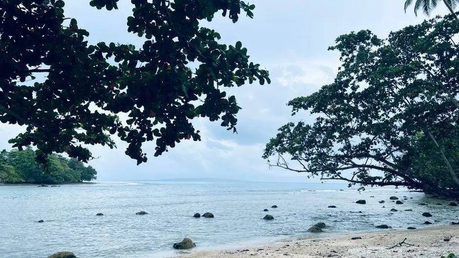 Suasana pantai Natsepa yang tenang di pagi hari